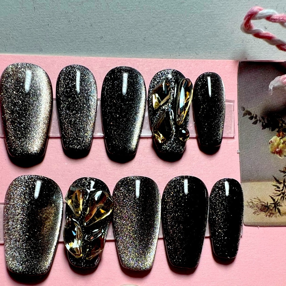 Cat eye effect presson nails